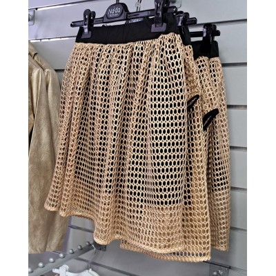 T-shirt girl con manica in rete d'oro abbinata a gonna in rete d'oro